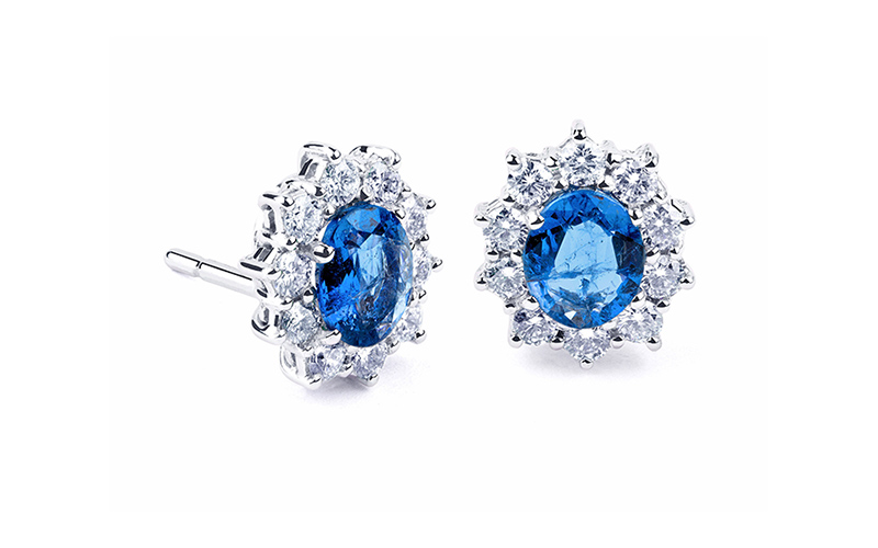 Aretes con zafiro azul central y halo de diamantes